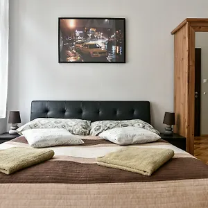 3* Pensión Corvin Point And